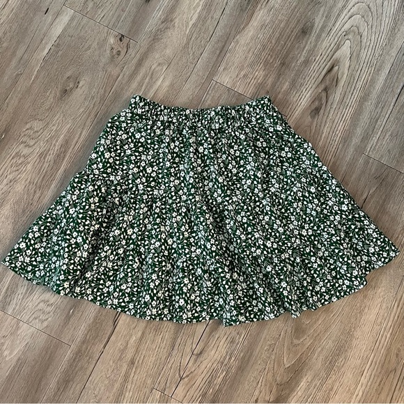 🔥SALE - any 4/$20. Floral Green Skirt - Picture 1 of 2